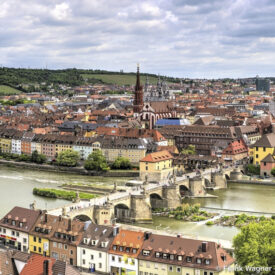 Panoramablick über Main, Alte Mainbrücke und Würzburger Altstadt