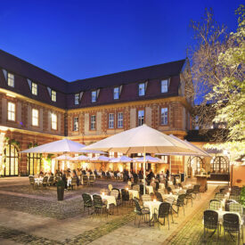 Beleuchteter Innenhof mit Außengastronomie in Würzburg