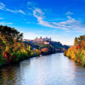 Blick über den Main auf Würzburg im Herbst