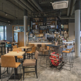 Moderner Bar- und Restaurantbereich im arborea Marina Resort Neustadt