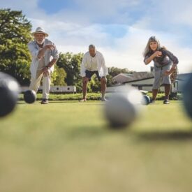 Gäste spielen Boccia im Außenbereich des arborea Marina Resort Neustadt