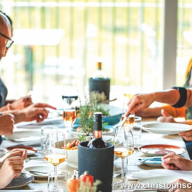 Freunde sitzen gemeinsam beim Frühstück im arborea Marina Resort Neustadt