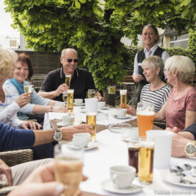 Reisegruppe bei Getränken an einem geselligen Abend in Assen