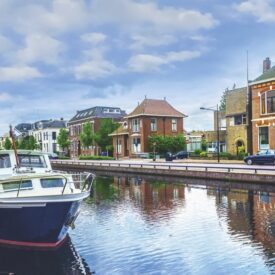 Boote am Havenkanal in der Innenstadt von Assen