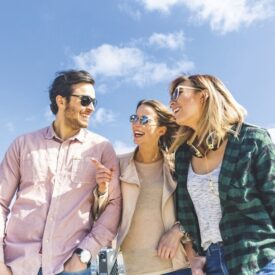 Drei Freunde unterwegs bei einem gemeinsamen Wochenende in Assen