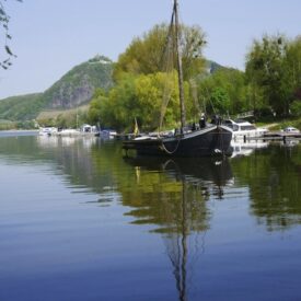 Ausflugsschiff auf dem Rhein vor dem Siebengebirge