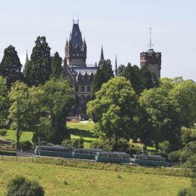 Schloss Drachenburg oberhalb des Rheins bei Königswinter