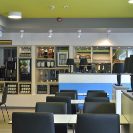Lobby und Frühstücksbereich im B&B HOTEL Trier