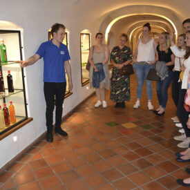 Gruppe bei einer Führung durch die Ausstellung der Berentzen Erlebniswelt