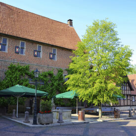 Historischer Berentzen Hof in Haselünne mit begrüntem Außenbereich