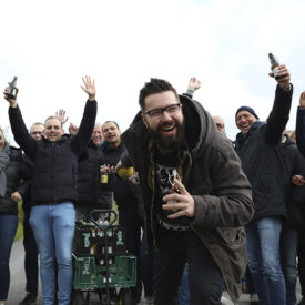Gruppe feuert einen Teilnehmer bei der Boßeltour an