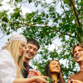Freunde mit Getränken bei der Berentzen-Kohlfahrt im Freien