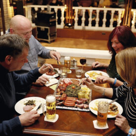 Gäste essen gemeinsam Grünkohl im Wangerland Resort