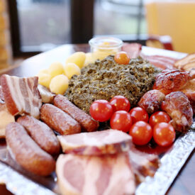 Grünkohlplatte mit Kartoffeln, Würsten und Fleisch beim Kohlfahrt-Buffet