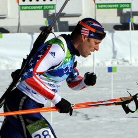 Biathlet beim Wettkampf auf der Loipe in der VELTINS-Arena