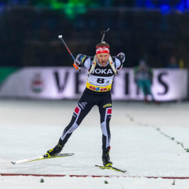 Biathletin im Wettkampf auf der Loipe in der VELTINS-Arena