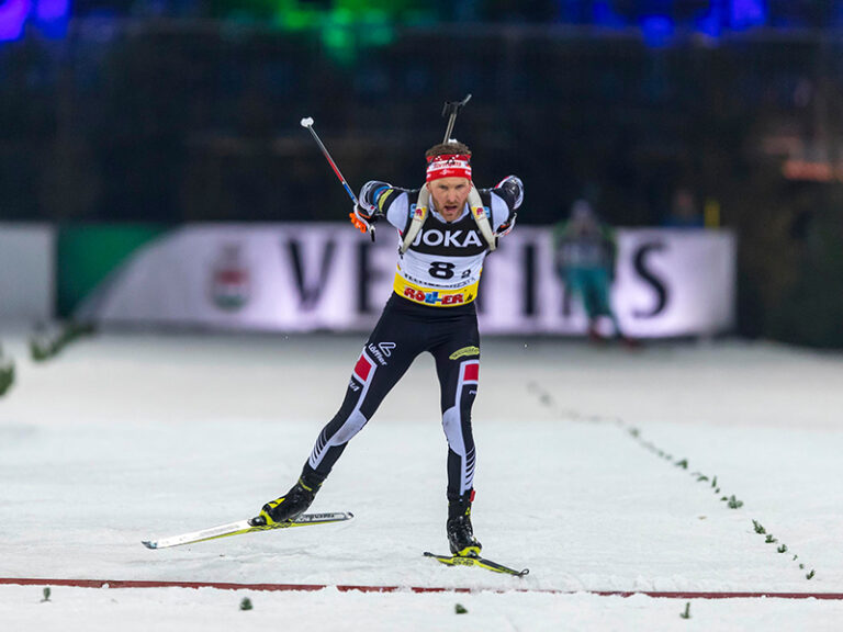 Biathletin im Wettkampf auf der Loipe in der VELTINS-Arena