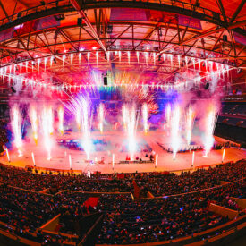 Indoor-Feuerwerk über der Biathlon-Loipe in der VELTINS-Arena