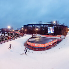 Biathlon-Loipe mit Schießstand und Zuschauern in der VELTINS-Arena
