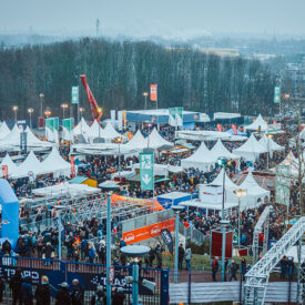Blick über das gut besuchte Winterdorf beim Biathlon auf Schalke