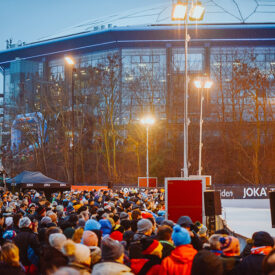 Zuschauer verfolgen das Biathlon-Spektakel in der VELTINS-Arena