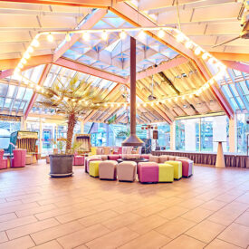 Helle Lobby mit Sitzbereichen im Club-Resort Neuharlingersiel