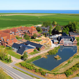 Luftaufnahme des Club-Resorts Neuharlingersiel nahe der Nordseeküste