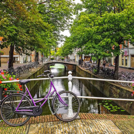 Fahrrad auf einer Brücke über einer Gracht in Delft