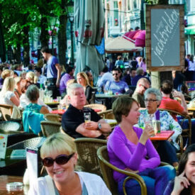 Belebte Terrassen am Grote Markt in Den Haag