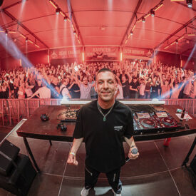 DJ vor feierndem Publikum beim Karpaten Festival