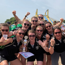 Jubelndes Team beim Dodgeball-Cup in Kalkar
