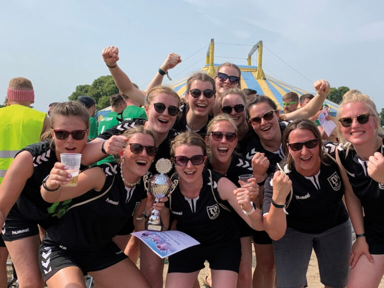 Jubelndes Team beim Dodgeball-Cup in Kalkar