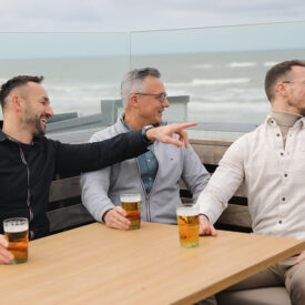 Männergruppe feiert beim Frühschoppen in der Beachbar Nautilus in Egmond aan Zee
