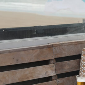 Paar sitzt auf der Terrasse der Beachbar Nautilus in Egmond aan Zee