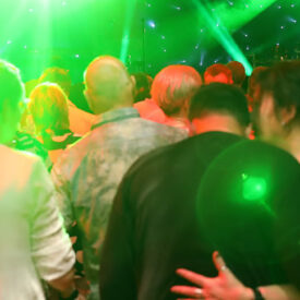 Partysaal in Egmond aan Zee mit grüner Lichtstimmung