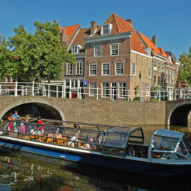 Ausflugsboot bei einer Grachtenfahrt durch die Altstadt von Delft