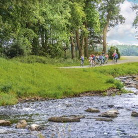 Gruppe bei einer Wanderung entlang eines Bachs im Hasetal