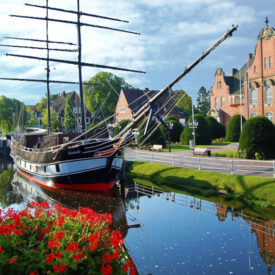 Historisches Schiff am Hauptkanal vor dem Rathaus in Papenburg