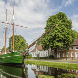 Historisches Segelschiff an einem Kanal in Papenburg