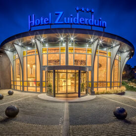Beleuchteter Eingangsbereich des Hotels Zuiderduin in Egmond aan Zee