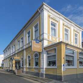 Gelbe Fassade des Inselhotel Bruns auf Norderney