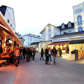 Belebter Außenbereich des Inselhotel König am Abend auf Norderney
