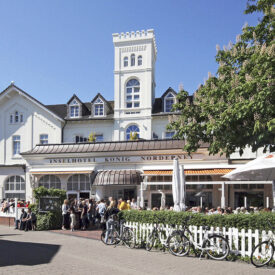 Außenansicht des Inselhotel König mit Terrasse auf Norderney
