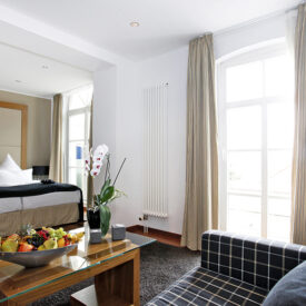 Helles Doppelzimmer mit Sitzbereich im Inselhotel König auf Norderney