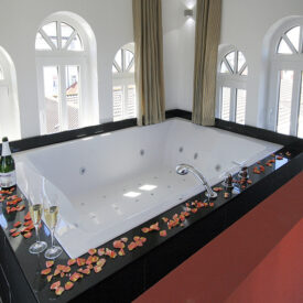 Veranstaltungsraum mit langer gedeckter Tafel im Inselhotel König auf Norderney