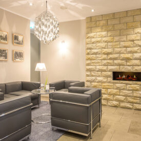Lobby mit Sitzgruppen und Kamin im Inselhotel Vier Jahreszeiten auf Norderney