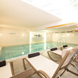 Innenpool mit Liegestühlen im Inselhotel Vier Jahreszeiten auf Norderney