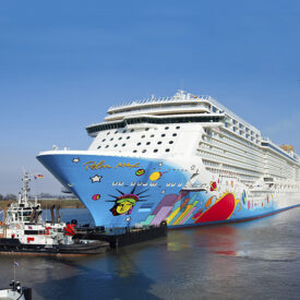 Großes Kreuzfahrtschiff mit Schlepper an der Meyer Werft in Papenburg