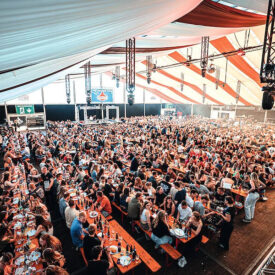 Großes Maigang-Zelt mit vielen Gästen beim Karpaten Festival
