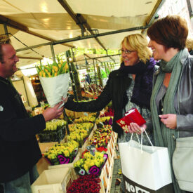 Gäste an einem Marktstand in Den Haag
